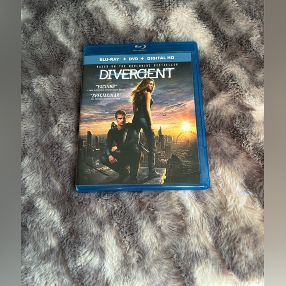 The Divergent Series bundle: Divergent DVD+Blu-Ray, Allegiant DVD + Digital EUC - Picture 1 of 8